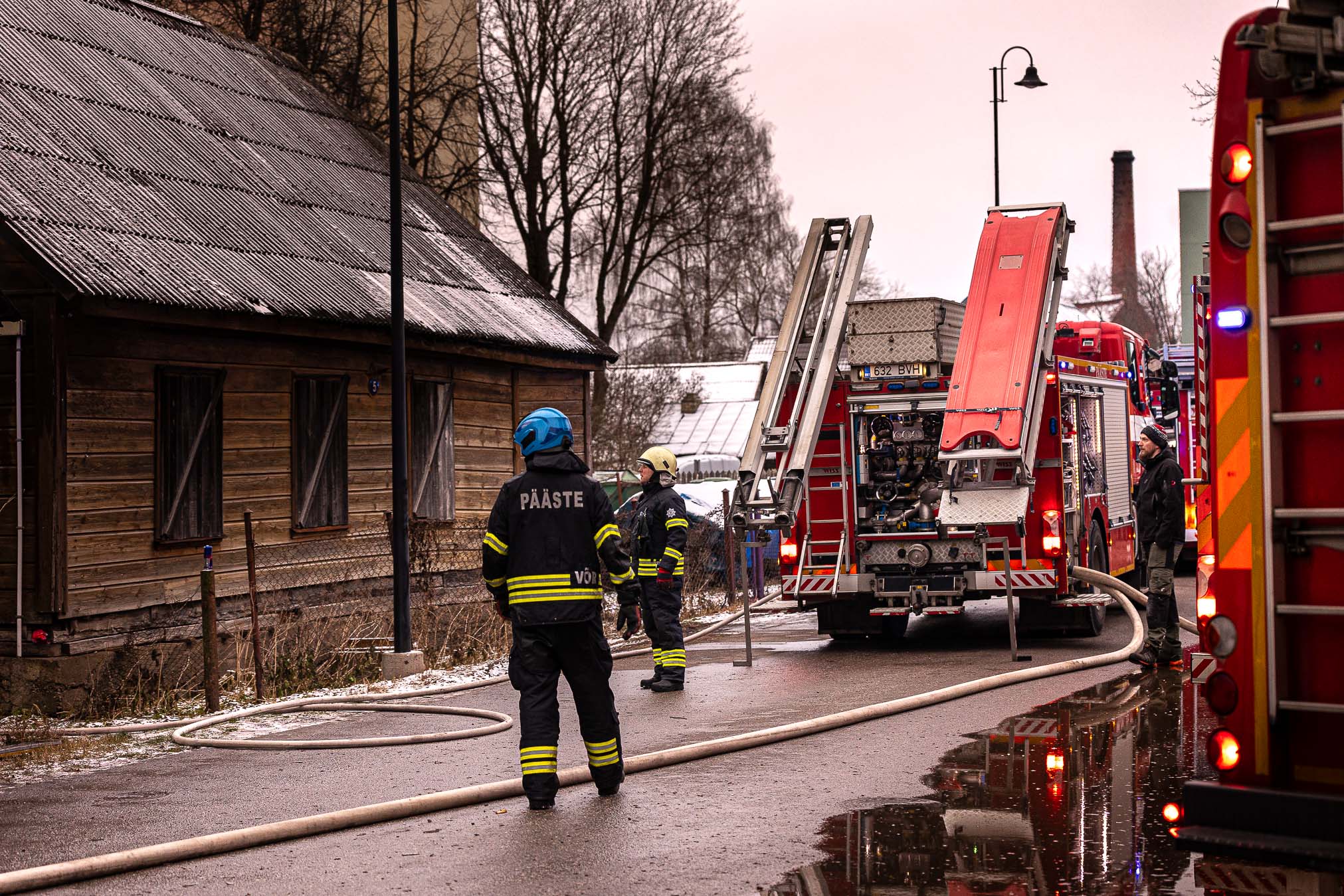 Vabriku tänaval põles puitmaja, naabrid kahtlustavad süütamist